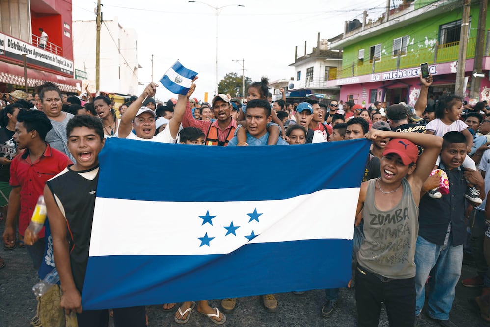 Migrantes centroamericanos que participan en la Caravana del Viacrucis del Migrante 2018 marcharon ayer en la localidad de Matías Romero, en Oaxaca, para agradecer la solidaridad del gobierno mexicano (VICTORIA RAZO. AFP)