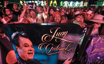 Fans de Juan Gabriel le demuestran su "Amor eterno" en el Zócalo