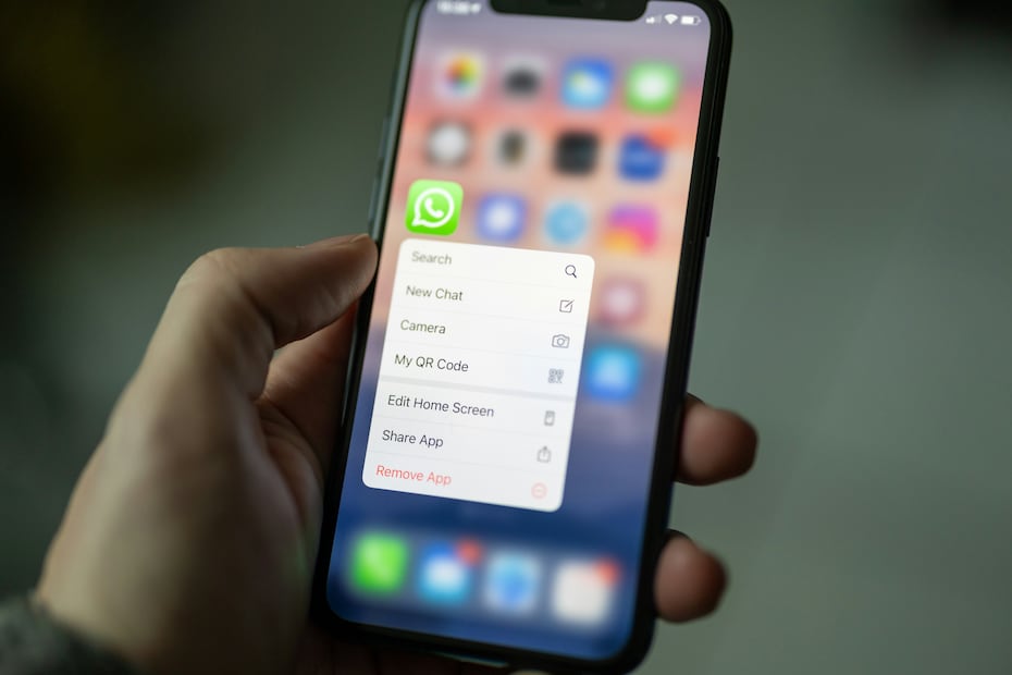 Revisar la fecha de la última copia de seguridad en WhatsApp es importante para recuperar videos. Foto: Freepik