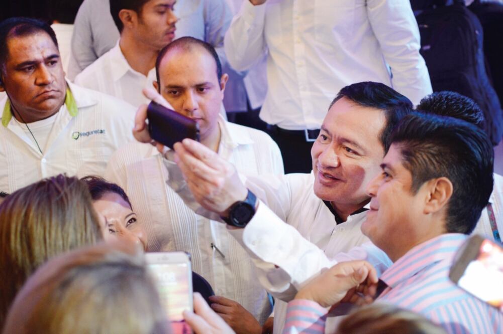 Al terminar el evento “Era Familiar Princess 2016”, el titular de la Secretaría de Gobernación, Miguel Ángel Osorio Chong, accedió a tomarse selfi es con los asistentes, quienes abarrotaron el salón para escuchar su ponencia (DASSAEV TÉLLEZ. EL UNIVERSAL)