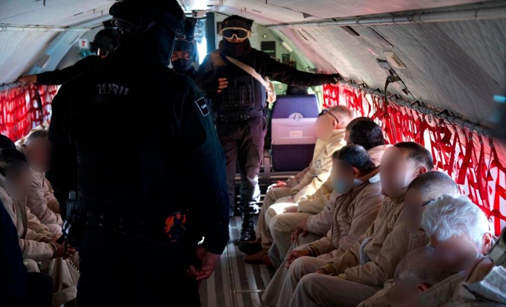 Desde las instalaciones militares de Santa Lucía, en ocho aeronaves, cinco del Ejército y tres de la Marina, se realizó la entrega masiva de capos a Estados Unidos. Foto: especial