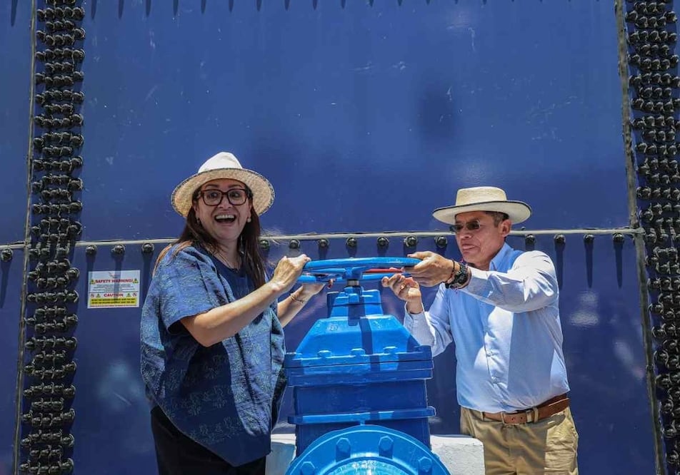Azucena Cisneros Coss, presidenta municipal de Ecatepec, inauguró un Tanque Maestro en Ciudad Cuauhtémoc. Foto: Gabriel Pano / EL UNIVERSAL