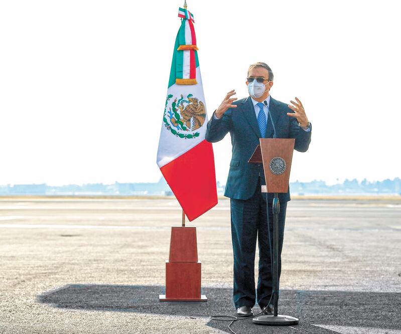 El secretario de Relaciones Exteriores, Marcelo Ebrard Casaubon, señala que la vacuna de AstraZeneca-Oxford ya fue autorizada en Reino Unido. Foto: ARCHIVO EL UNIVERSAL