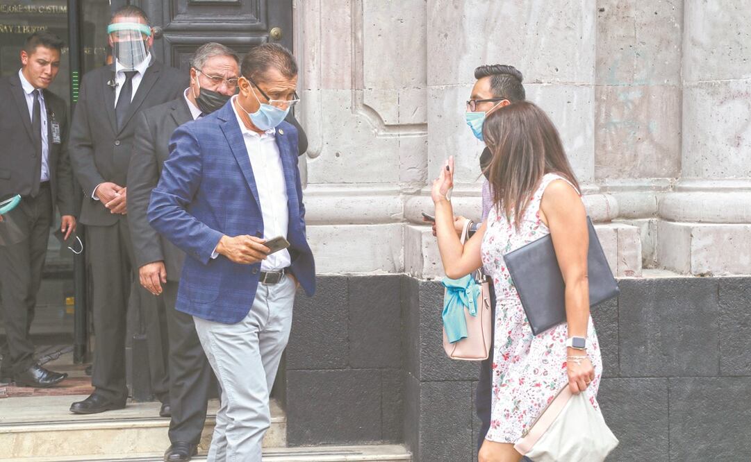 Legisladores del Congreso del Estado de México siguen realizando las reuniones del Pleno en su sede en Toluca. La mayoría de diputados y trabajadores usan cubrebocas, gel antibacterial a la entrada y algunos hasta caretas de acetato. Foto: JORGE ALVARADO