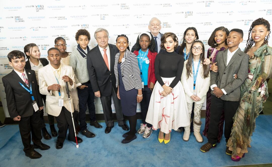 El secretario general de la ONU, António Guterres, y el director ejecutivo de UNICEF, Anthony Lake, con un grupo de niños durante la celebración del Día del Niño (Foto: EFE)