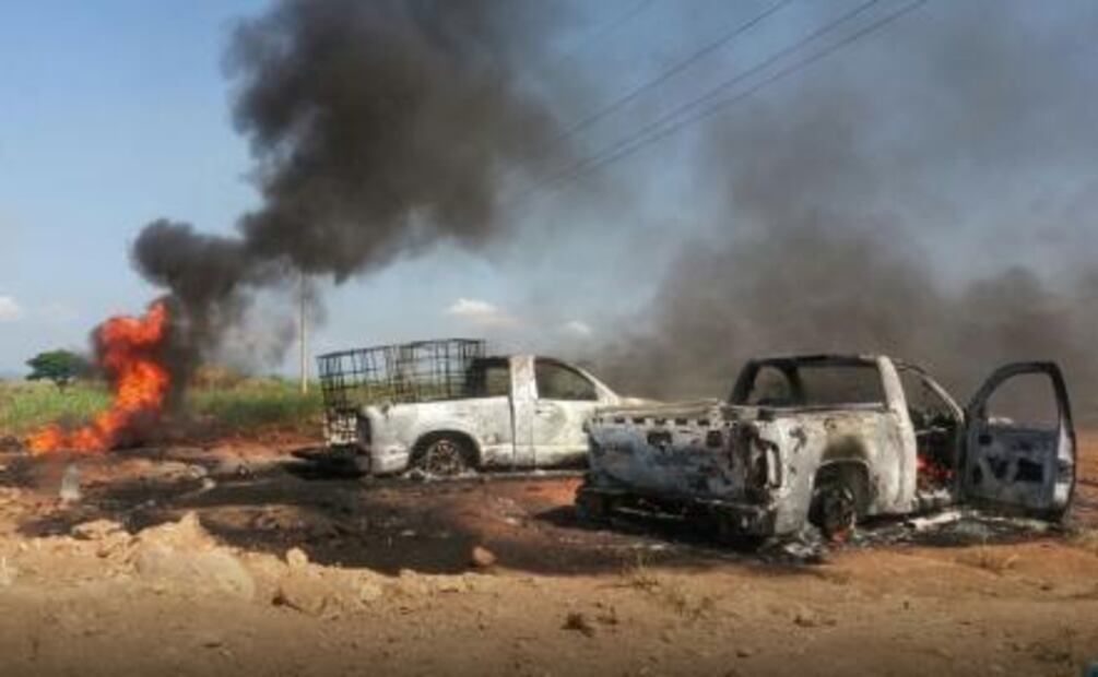 Incendio en ducto de Pemex deja dos camionetas calcinadas en Veracruz