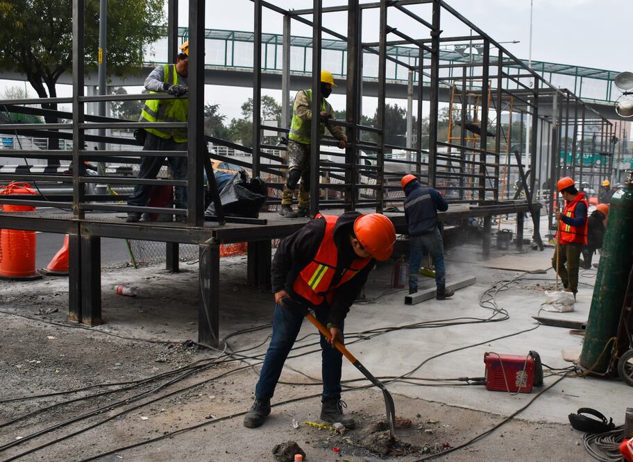 Trabajadores de la Secretaría de Movilidad están a marchas forzadas para concluir las paradas de Metrobús que prestará servicio alterno por el cierre, a partir de mañana, del tramo Pantitlán a Velódromo de la Línea 9 del Metro. Foto: Abril Angulo | El Universal