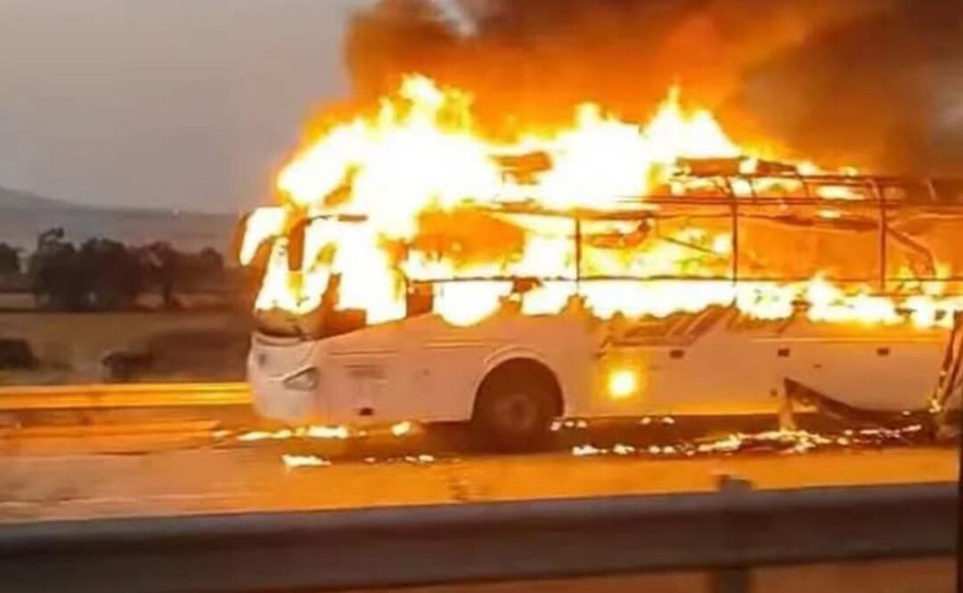 Incendio de autobús registrado por la mañana de este día fue ocasionado por presunta falla mecánica.
Foto: Especial.