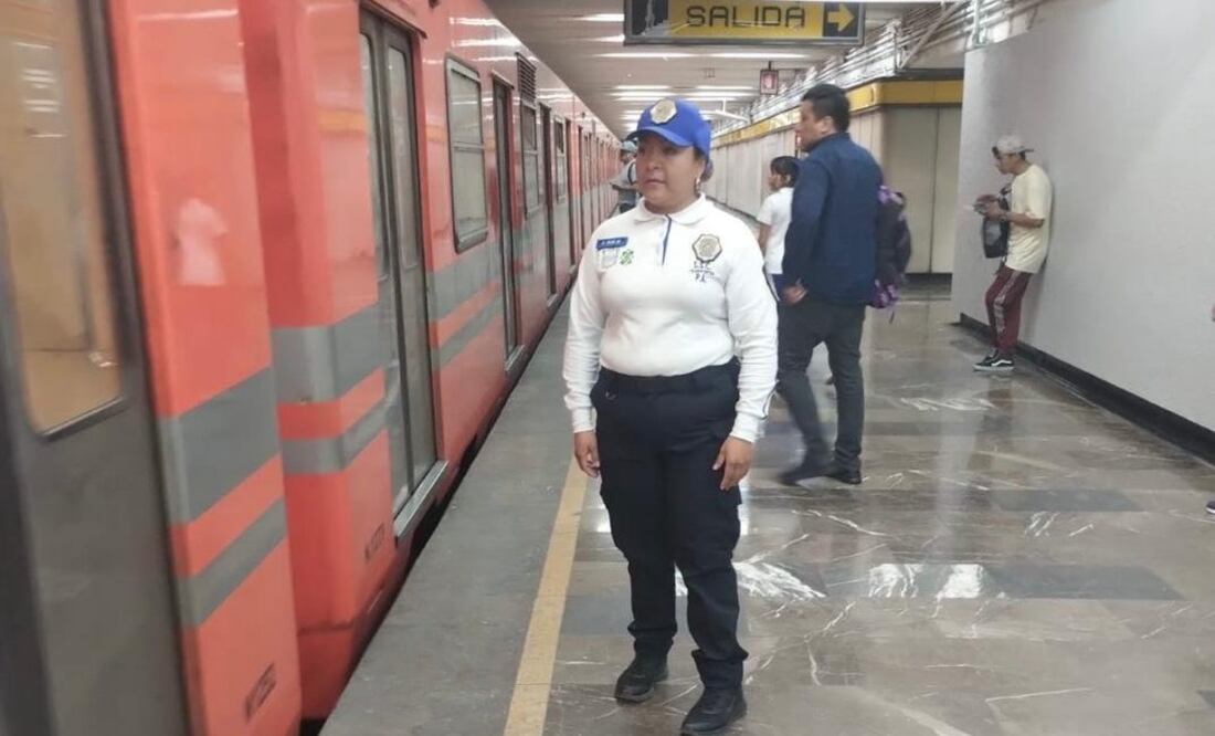 La policía Carolina Ruiz Guerrero es felicitada por el Metro y usuaria por devolver pertenencias (12/11/2024). Foto: X @MetroCDMX