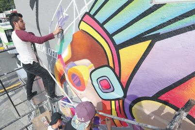 Dan colorido a las bardas y calles de Toluca 