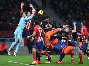 Diego Godín pierde un diente tras golpe brutal