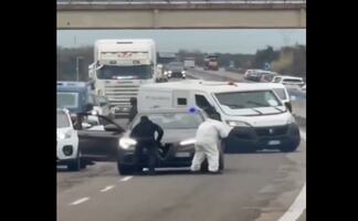 VIDEO: Espectacular asalto con explosiones y tiroteos en Italia; comando armado ataca vehículos blindados en carretera