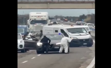 VIDEO: Espectacular asalto con explosiones y tiroteos en Italia; comando armado ataca vehículos blindados en carretera