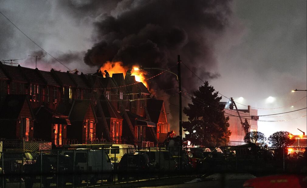 Imagen del accidente aéreo en Philadelphia en donde murieron 6 mexicanos, el 31 de enero de 2025. Foto: AP