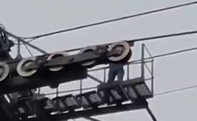 Sujeto sube a torre de la Línea 1 del Cablebús; hay servicio provisional