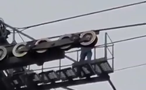 Sujeto sube a torre de la Línea 1 del Cablebús; hay servicio provisional