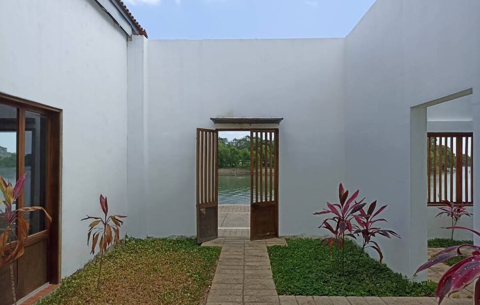 La entrada de la vieja casa da la bienvenida a los visitantes que quieren conocer los orígenes del Mandatario.
