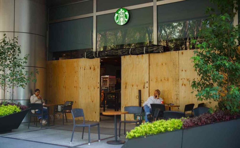 Colocan vallas en negocios sobre Paseo de la Reforma 24 de noviembre 2025/ Fotos: Osmar Alvarado. EL UNIVERSAL