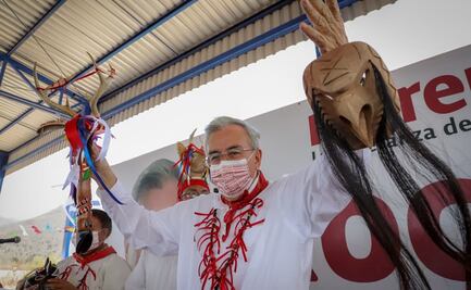 Rubén Rocha Moya recibe bastón de mando de los gobernadores tradicionales en Sinaloa