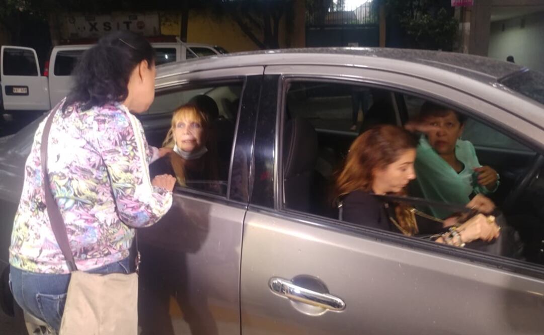 Macaria sale del hospital donde se encontraba Gualberto. Foto: Araceli García