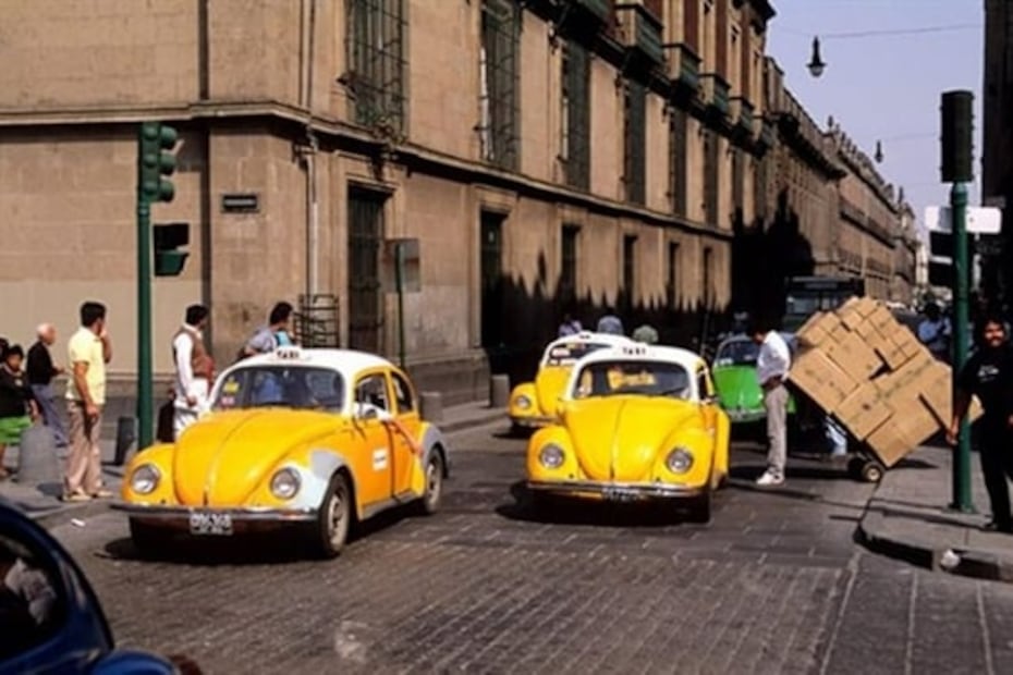 La historia de los taxis en la CDMX, de “fotingos” a los famosos Vochos