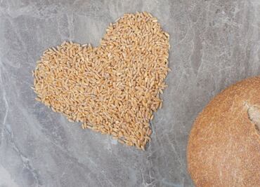 El compuesto que se encuentra en la cebada, el trigo y el maíz; controla los niveles de colesterol