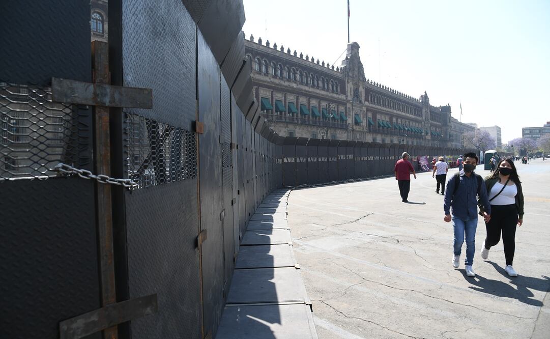 El Palacio Nacional fue rodeado con un muro hecho de piezas de acero que abarcan desde la calle de Moneda, cubren la fachada del histórico inmueble hasta Corregidora. Fotos: Hugo García. EL UNIVERSAL