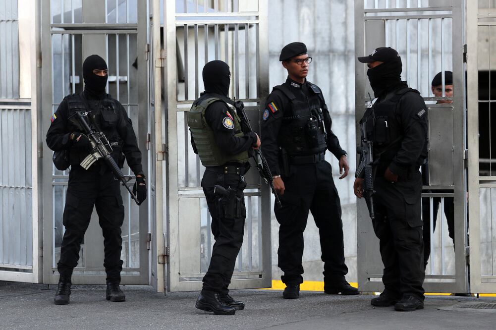 Agentes de policía prestan guardia en la sede del edificio del Servicio de Inteligencia donde, según la Fiscalía venezolana, el concejal Fernando Albán Salazar se suicidó. Foto: EFE