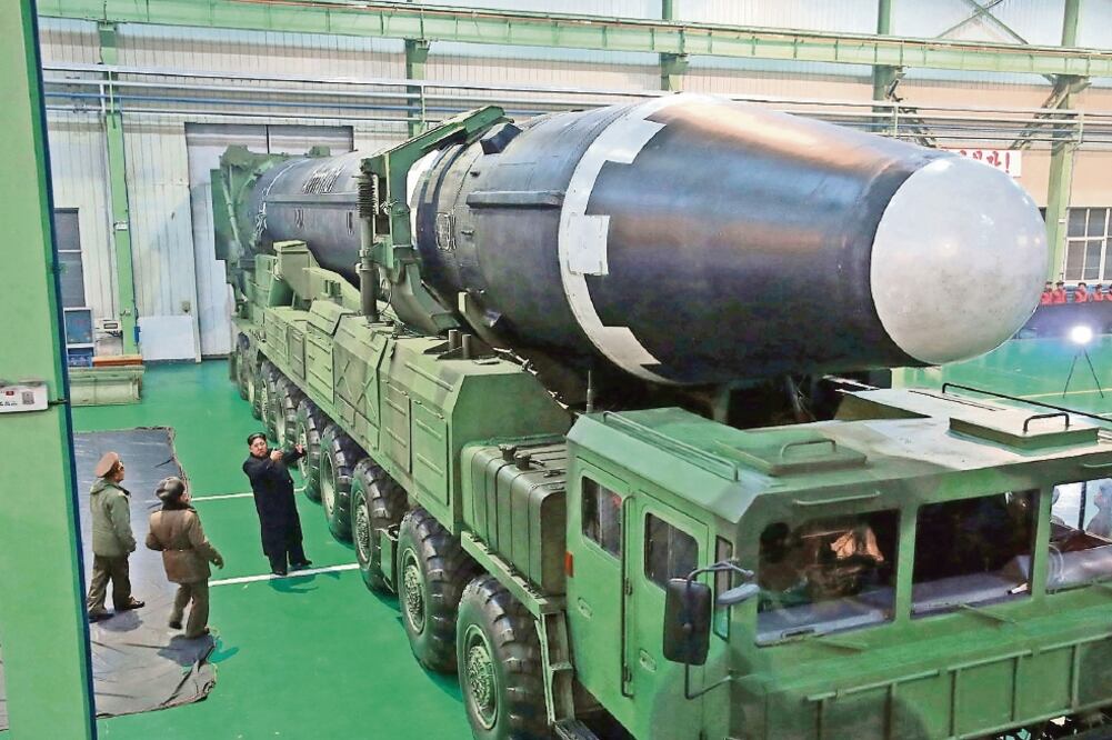 Imagen difundida por el gobierno norcoreano en la que Kim Jong-un observa lo que se presume es el misil Hwasong-15, que fue lanzado la madrugada del miércoles (AP)