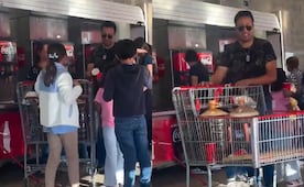 ¿Refill sin límite? Hombre llena dos garrafones de 20 litros de refresco en Costco y desata polémica; video se vuelve viral