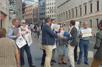 Protestan en España contra matrimonio igualitario en México