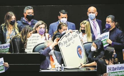 Panistas le regalan una “lápida” al secretario de Salud