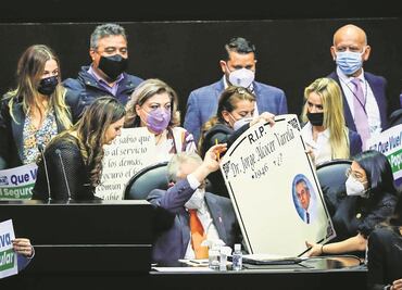 Panistas le regalan una “lápida” al secretario de Salud