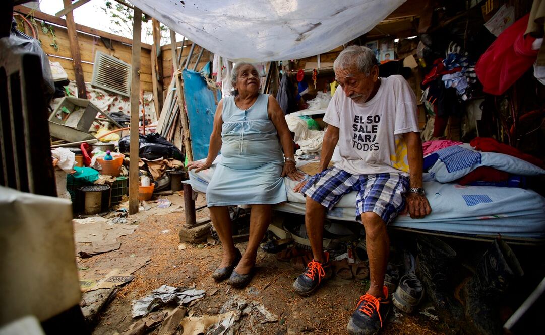 Los vientos del huracán se llevaron las láminas del techo de la casa de Hipólito Serna y su esposa, Yolanda García; ninguna autoridad los ha visitado, denuncia. Foto: Germán Espinosa.