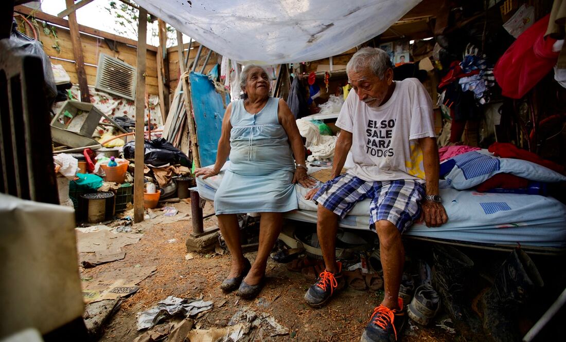 Los vientos del huracán se llevaron las láminas del techo de la casa de Hipólito Serna y su esposa, Yolanda García; ninguna autoridad los ha visitado, denuncia. Foto: Germán Espinosa.