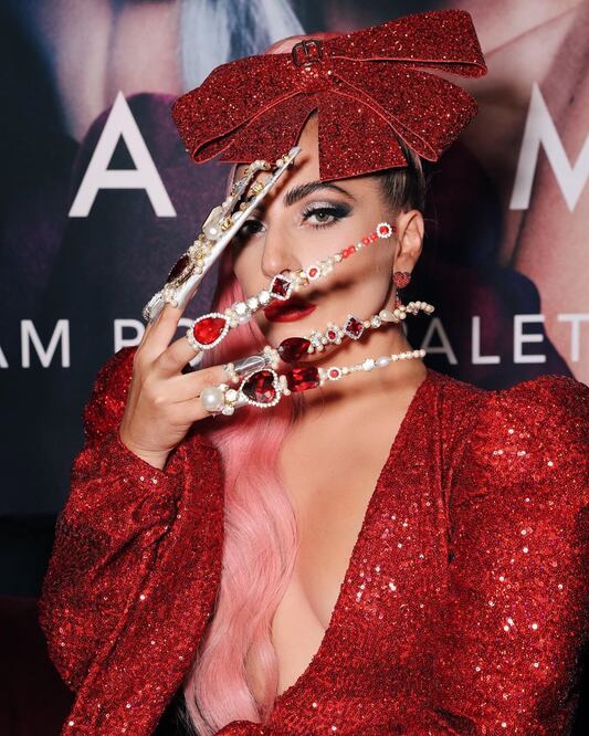 La cantante presentó uñas con diamantes rojos y perlas. Foto: Instagram
