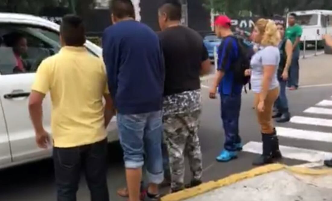 Vecinos evitan que Arne descargue enseres en Iztapalapa