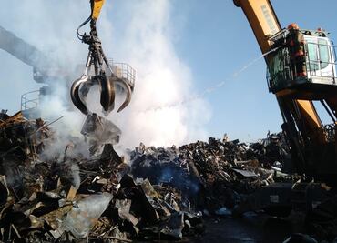 Continúa incendio en empresa acerera de Nuevo León tras casi 24 horas