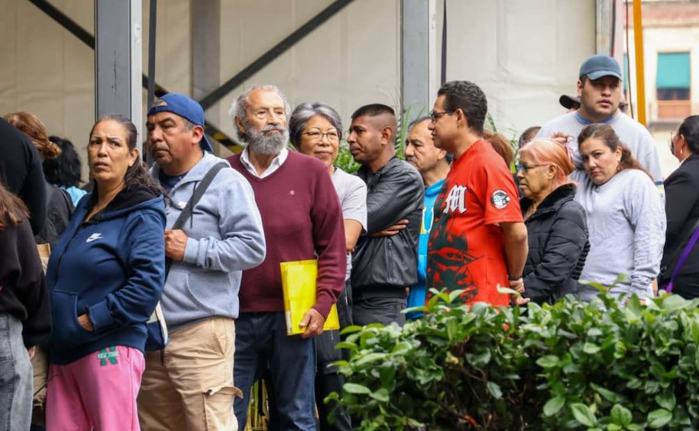 A pesar de la lluvia intermitente, las personas continuaron llegando para formarse en las filas de la Defensoría Social Ponciano Arriaga.
Foto: Karla Guerrero