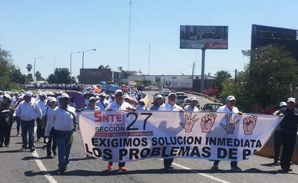 Docentes marchan en Sinaloa por pagos pendientes 