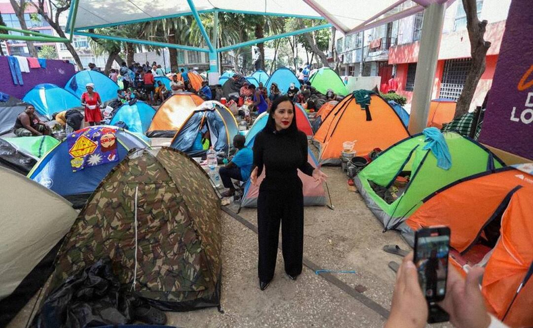 En un recorrido realizado a la Plaza Giordano Bruno, la alcaldesa de Cuauhtémoc constató la manera en la que se ha llenado, de nuevo, este espacio. Foto: Especial