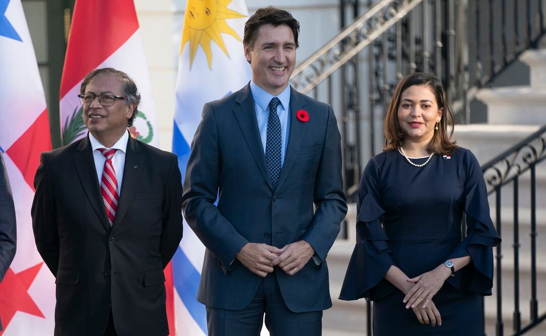 El presidente de Colombia, Gustavo Petro; el primer ministro de Canadá, Justin Trudeau, y la ministra de Relaciones Exteriores de Panamá, Janaina Tewaney, en la Casa Blanca, en Washington, durante la foto familiar en la primera Cumbre de Líderes de la Alianza para la Prosperidad Económica en las Américas (APEP). Foto: EFE
