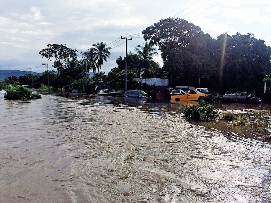 El ciclón pegó a cuatro comunidades de Coahuayana (CARLOS ARRIETA. EL UNIVERSAL)