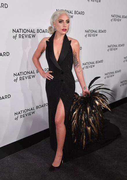 Lady Gaga brilla en alfombra roja gracias a un vestido estilo tuxedo