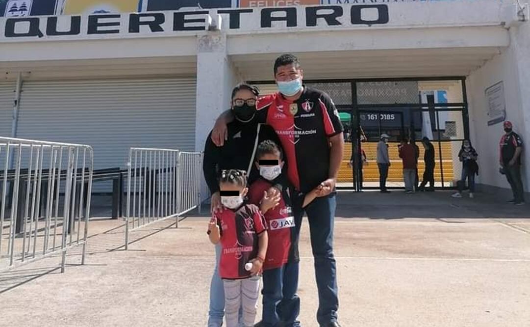 El aficionado acudió al estadio La Corregidora acompañado por su esposa y sus dos hijos - FOTO: Especial