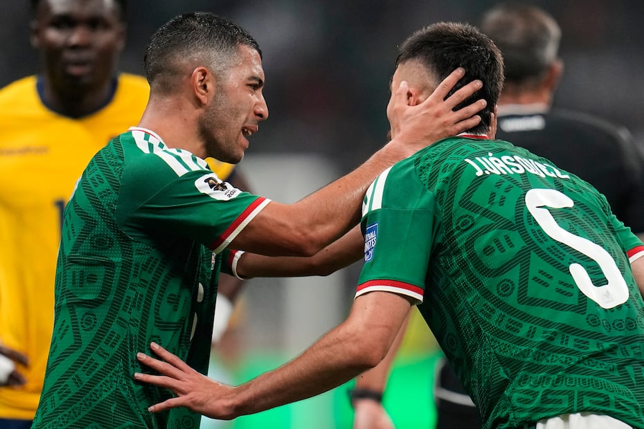 Johan Vasquez y Erik Lira con la Selección Mexicana, durante los 16vos de Final del Mundial de 2026 - Foto: AP