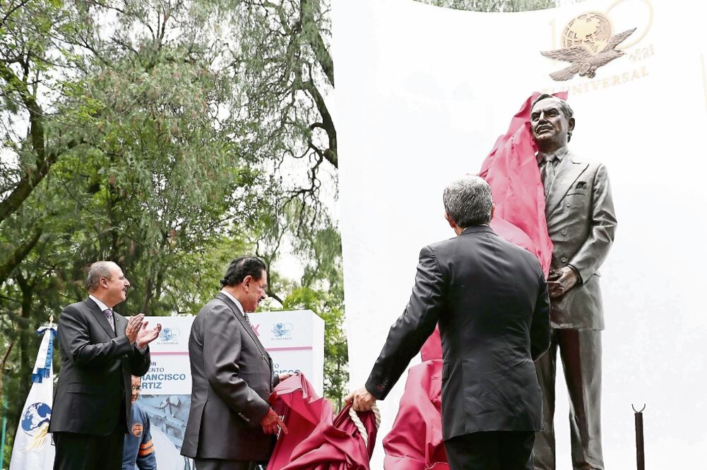 El Director General de EL UNIVERSAL, Juan Francisco Ealy Lanz Duret; el Presidente Ejecutivo y del Consejo de Administración de El Gran Diario de México, el Licenciado Juan Francisco Ealy Ortiz, y el jefe de Gobierno de la CDMX (ARIEL OJEDA)
