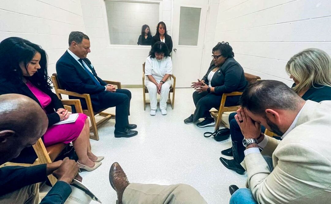 Representante estatal Jeff Leach muestra a Melissa Lucio inclinando la cabeza en oración durante una reunión con un grupo bipartidista de legisladores de Texas. Foto: AFP