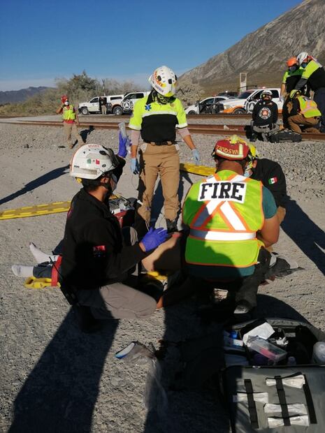 Choque entre microbús y tren carguero deja 2 muertos y 7 heridos en Monterrey
