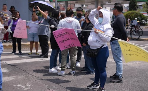 Padres bloquean avenida Tláhuac para exigir rehabilitación del Cendi Iztapalapa; exigen reubicar a 80 niños